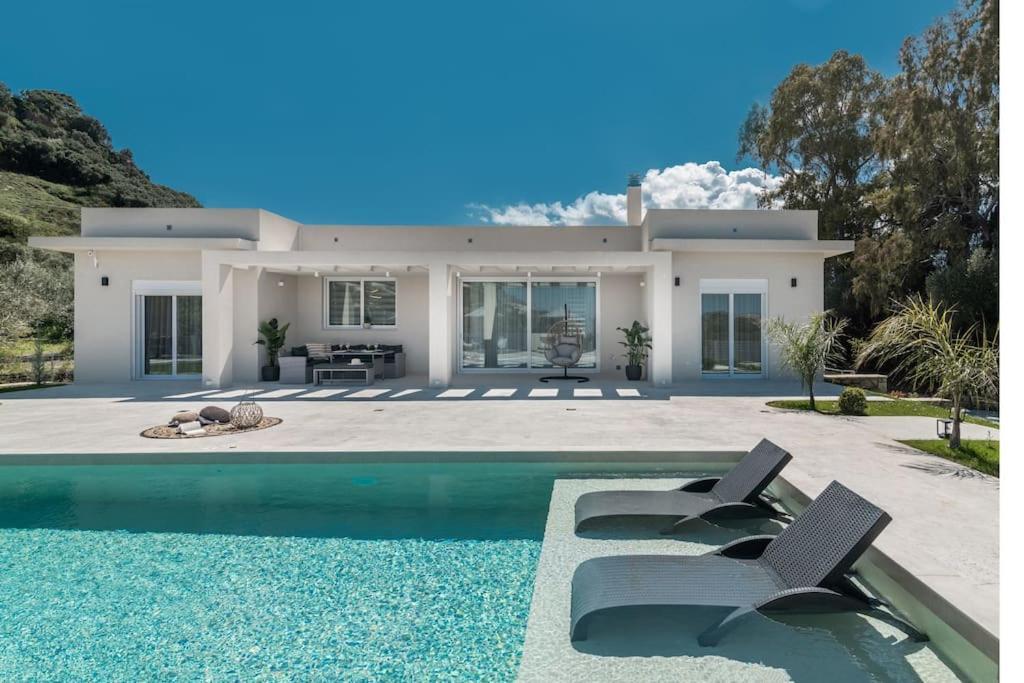Melissia Luxury Kalamákion